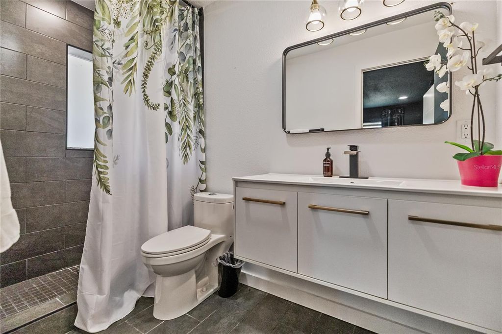 Image 16 of property listing at 4006 W STATE STREET, Tampa, FL 33609