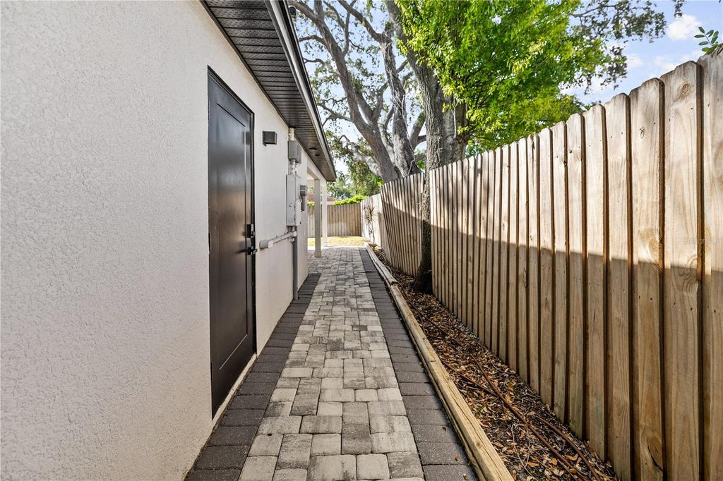 Image 28 of property listing at 4006 W STATE STREET, Tampa, FL 33609