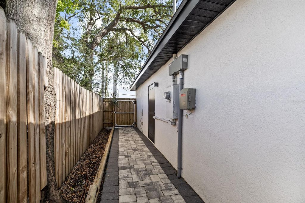 Image 29 of property listing at 4006 W STATE STREET, Tampa, FL 33609