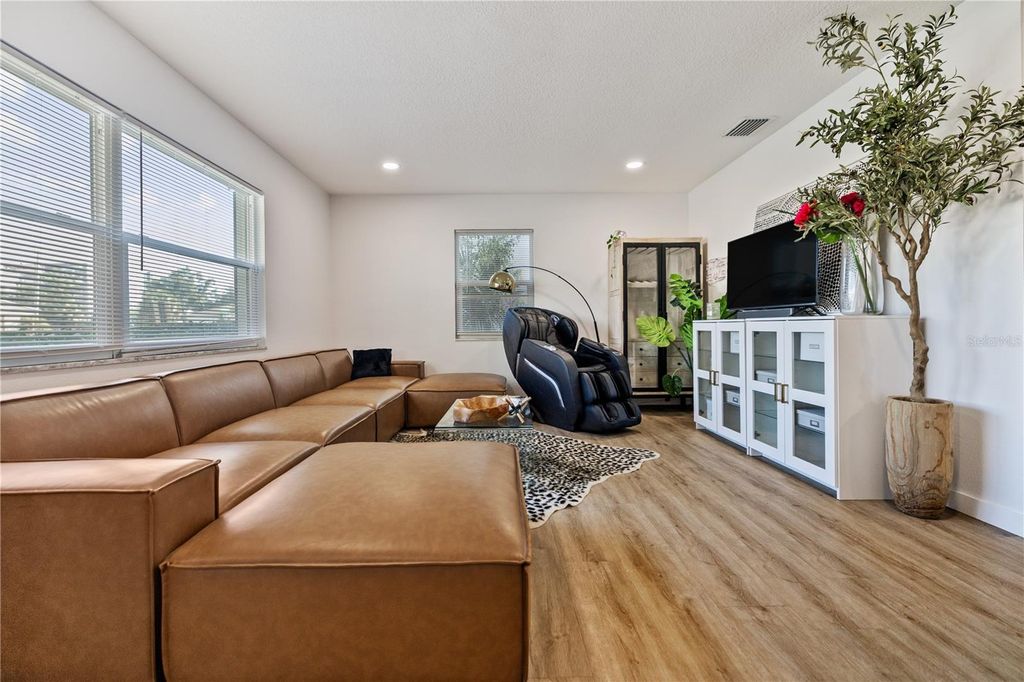 Image 5 of property listing at 4006 W STATE STREET, Tampa, FL 33609