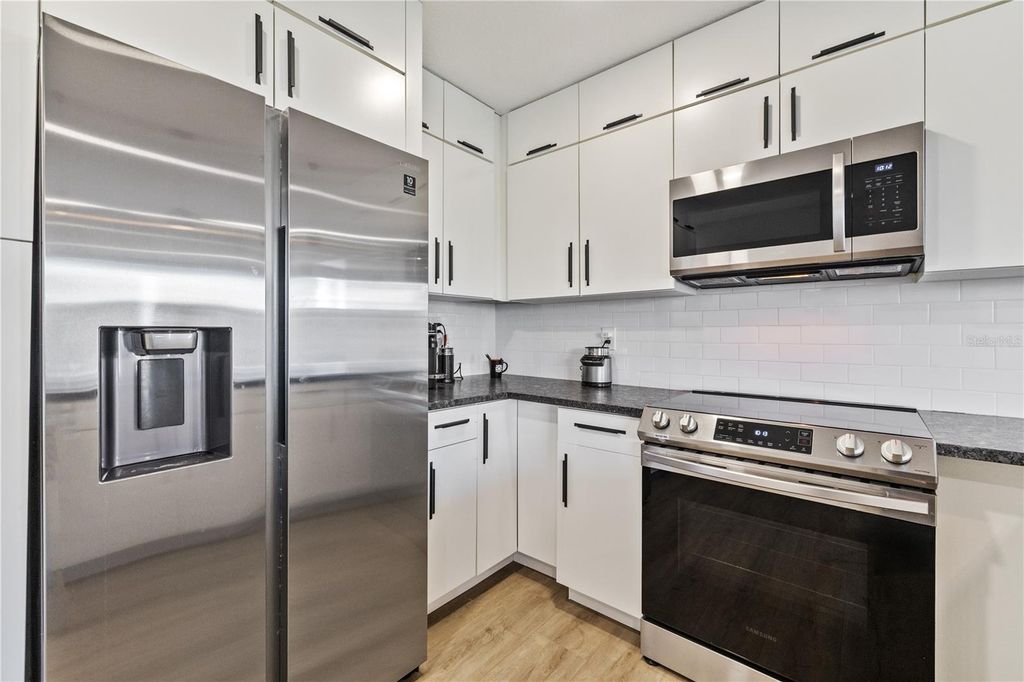 Image 7 of property listing at 4006 W STATE STREET, Tampa, FL 33609