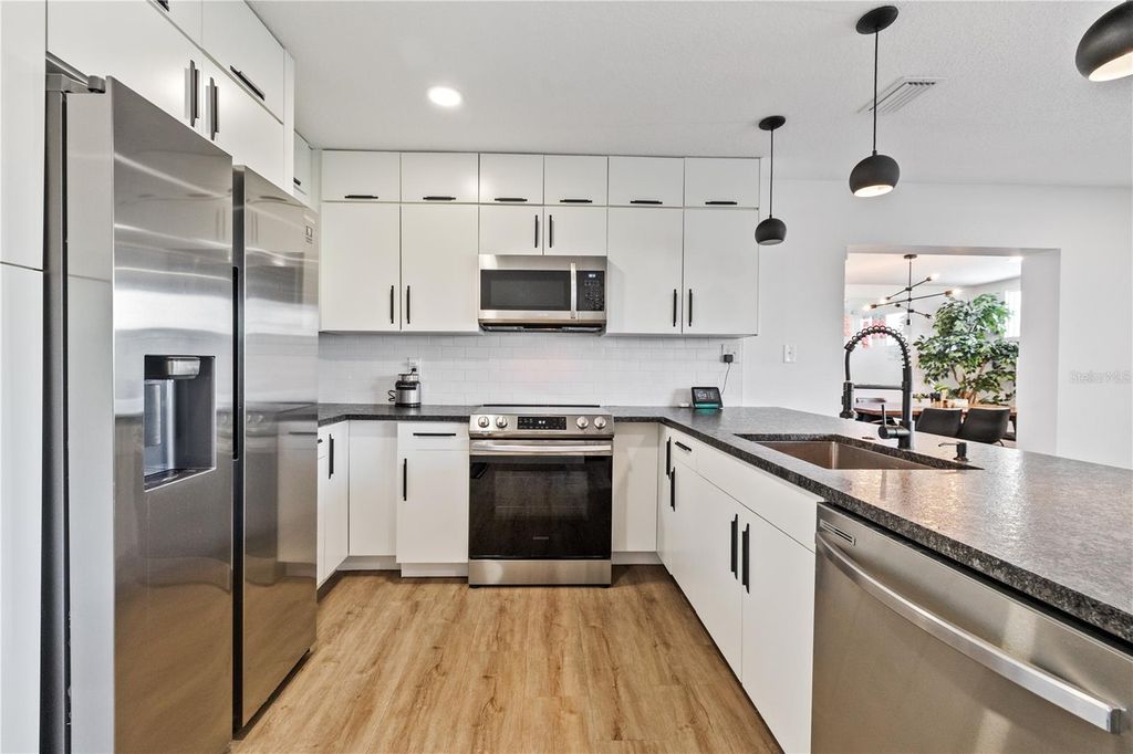 Image 8 of property listing at 4006 W STATE STREET, Tampa, FL 33609