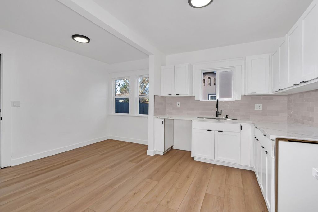 Image 10 of property listing at 4323 E Iowa, Fresno, CA 93702