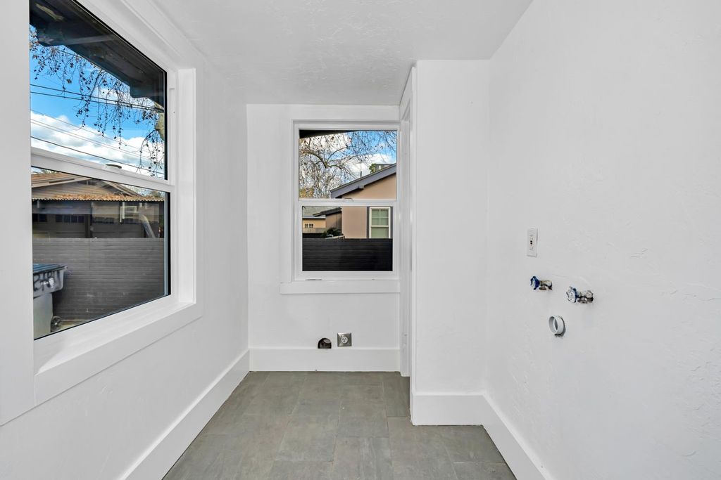 Image 17 of property listing at 4323 E Iowa, Fresno, CA 93702