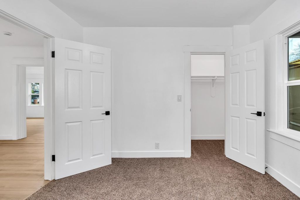 Image 21 of property listing at 4323 E Iowa, Fresno, CA 93702