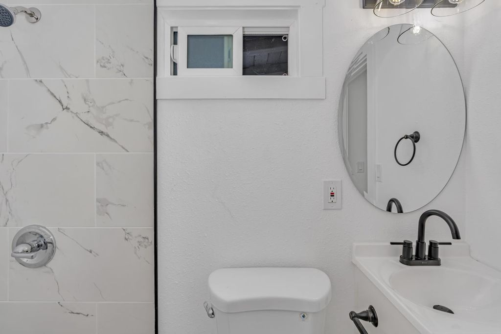 Image 26 of property listing at 4323 E Iowa, Fresno, CA 93702