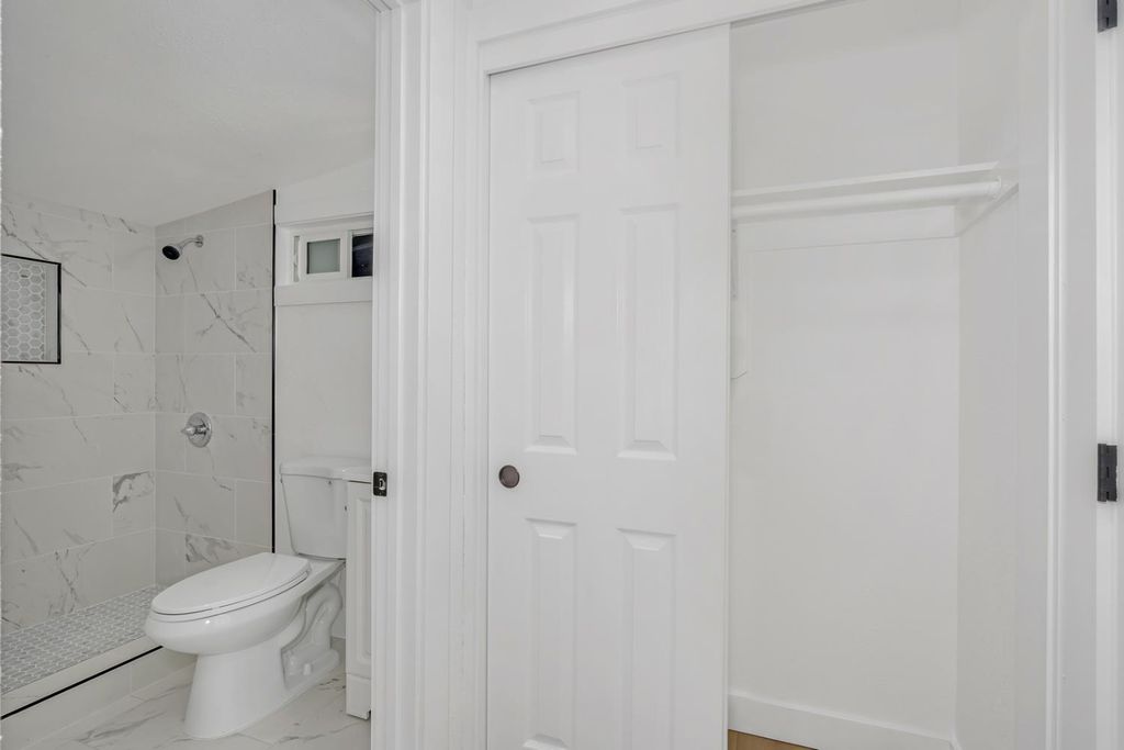 Image 27 of property listing at 4323 E Iowa, Fresno, CA 93702