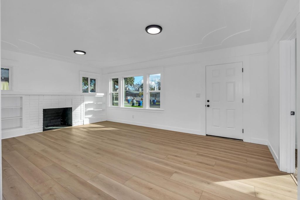 Image 5 of property listing at 4323 E Iowa, Fresno, CA 93702