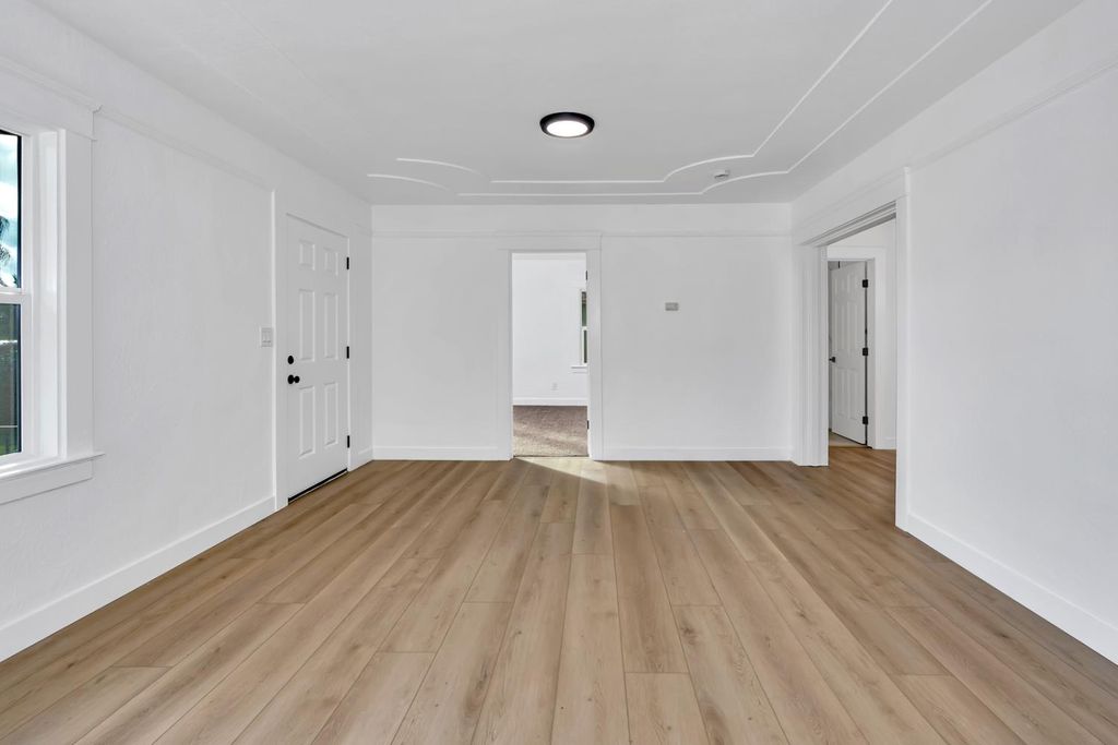 Image 6 of property listing at 4323 E Iowa, Fresno, CA 93702