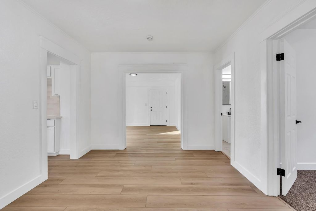 Image 7 of property listing at 4323 E Iowa, Fresno, CA 93702