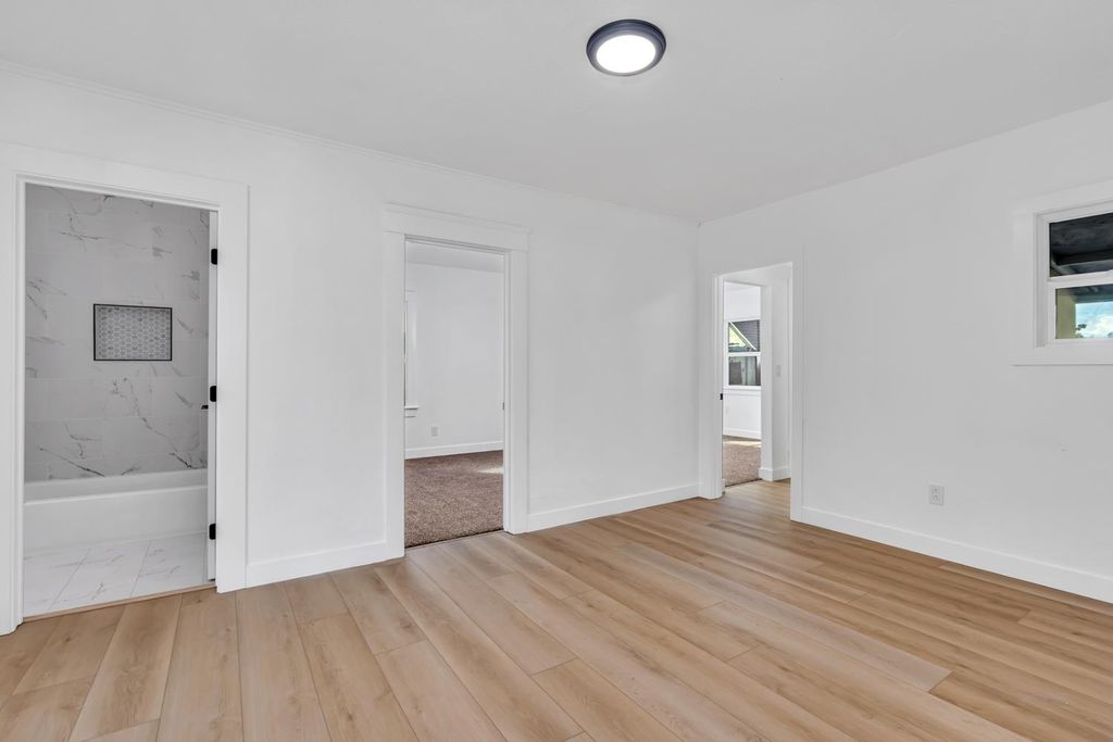 Image 9 of property listing at 4323 E Iowa, Fresno, CA 93702