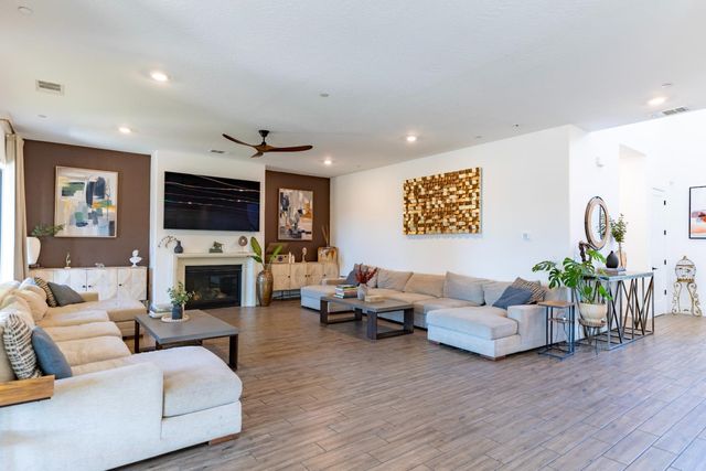 1104 Bloom Avenue, Clovis, CA 93619
