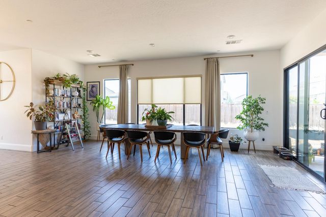 1104 Bloom Avenue, Clovis, CA 93619