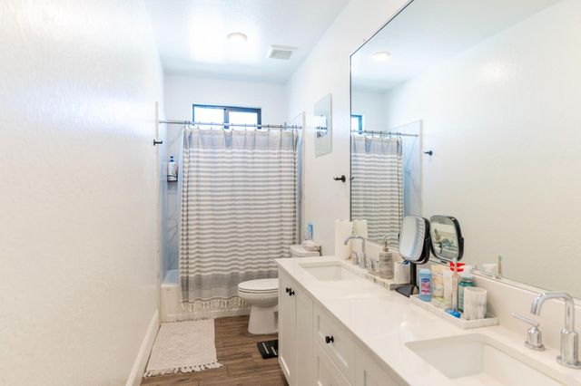 1104 Bloom Avenue, Clovis, CA 93619