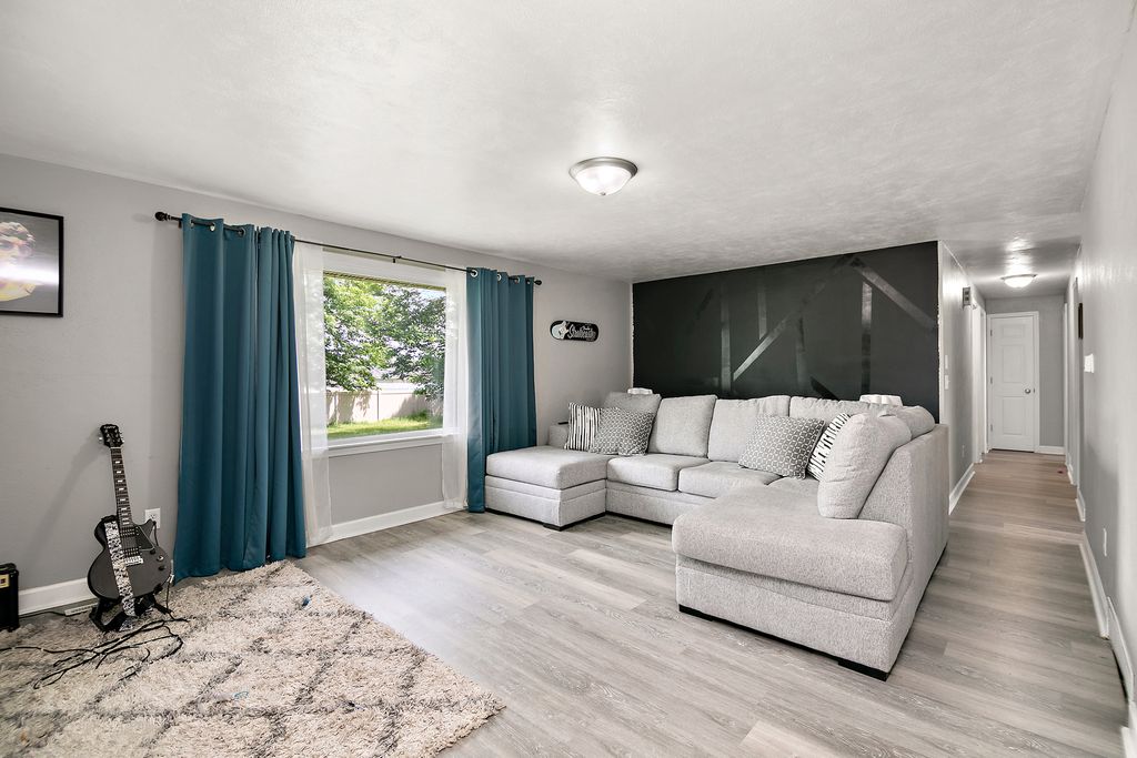 Image 2 of property listing at 1572 Cardinal Drive, Bourbonnais, IL 60914