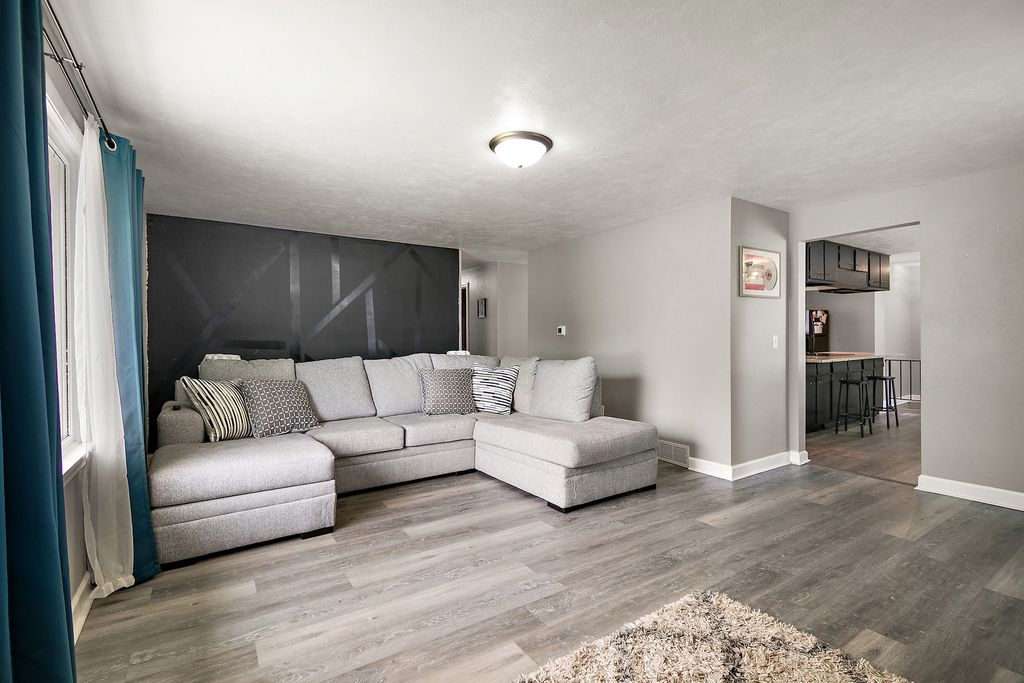 Image 3 of property listing at 1572 Cardinal Drive, Bourbonnais, IL 60914