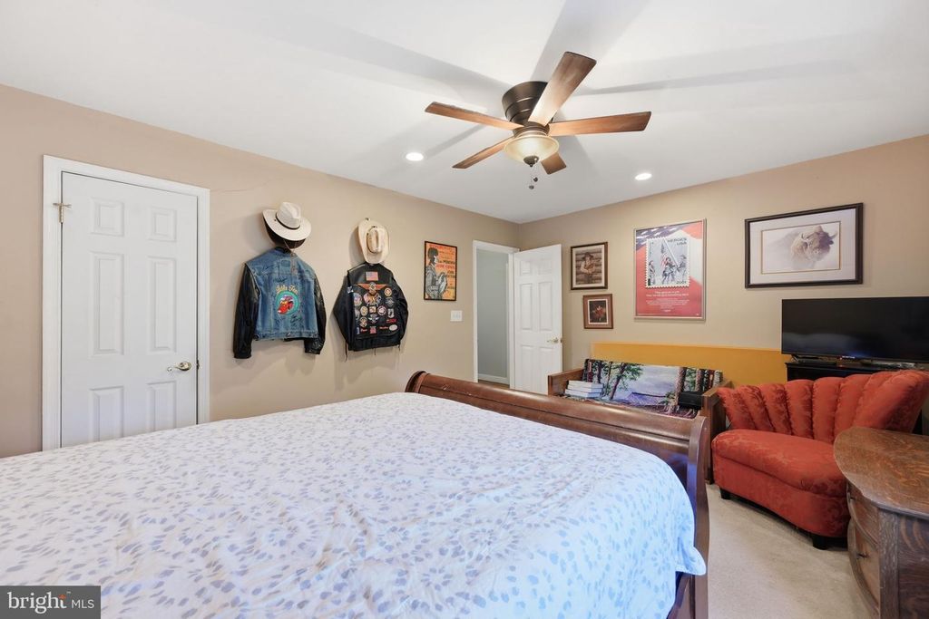 Image 25 of property listing at 16629 S WESTLAND DR, Gaithersburg, MD 20877