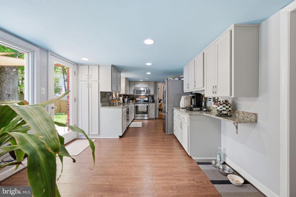 Image 9 of property listing at 16629 S WESTLAND DR, Gaithersburg, MD 20877