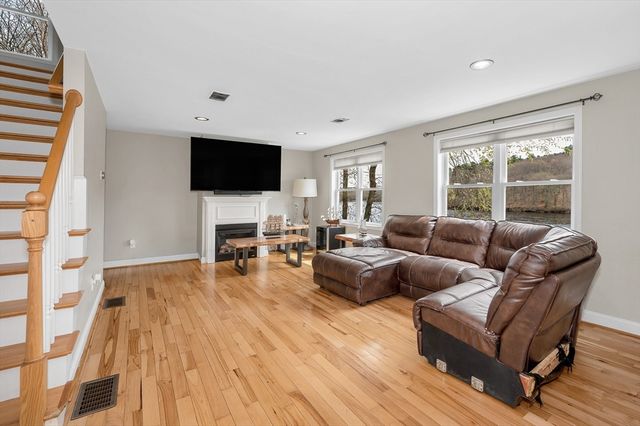 821 Merrimack Ave, Dracut, MA 01826
