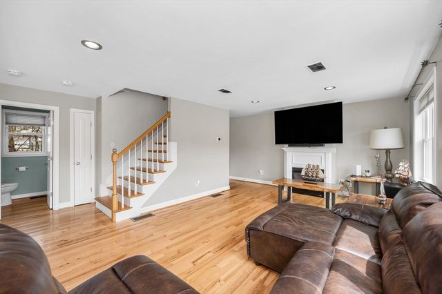 821 Merrimack Ave, Dracut, MA 01826