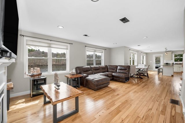 821 Merrimack Ave, Dracut, MA 01826