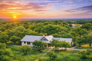 232 Crooked Oak LN, Round Mountain, TX 78663