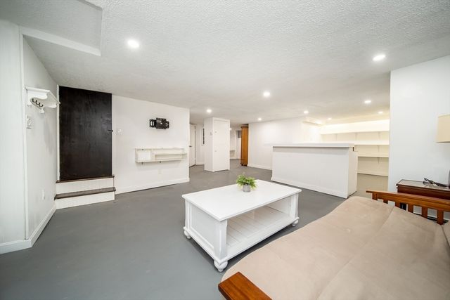 263 Lynn Shore Dr, Lynn, MA 01902