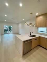 611 W 41st Place 1/2, Los Angeles, CA 90037