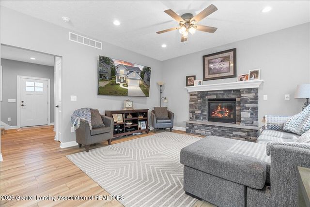15297 Sherwood Lane, Lansing, MI 48906