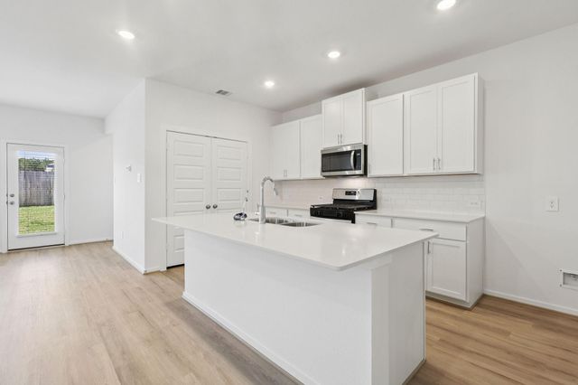 5121 Redbud Valley Drive, Pearland, TX 77584