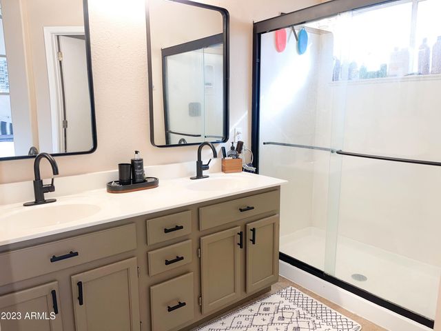 1077 W OLIVE Avenue, Gilbert, AZ 85233