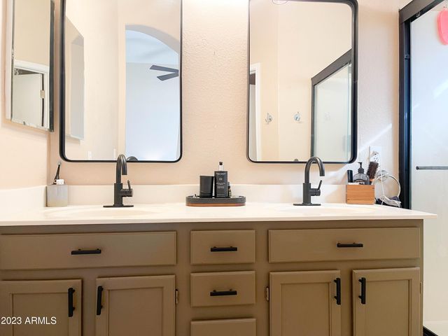 1077 W OLIVE Avenue, Gilbert, AZ 85233