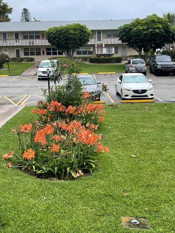 215 Canterbury J, West Palm Beach, FL 33417