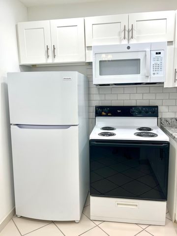 215 Canterbury J, West Palm Beach, FL 33417