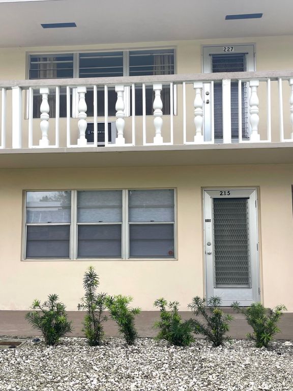 215 Canterbury J, West Palm Beach, FL 33417