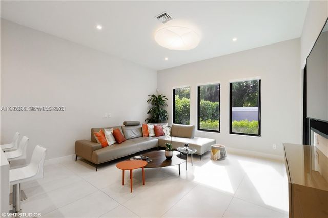 5883 W Brookfield Cir W, Hollywood, FL 33312