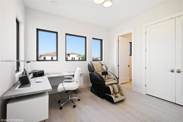 5883 W Brookfield Cir W, Hollywood, FL 33312