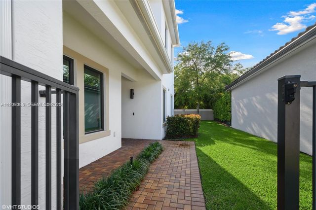 5883 W Brookfield Cir W, Hollywood, FL 33312