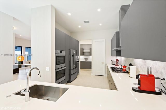 5883 W Brookfield Cir W, Hollywood, FL 33312