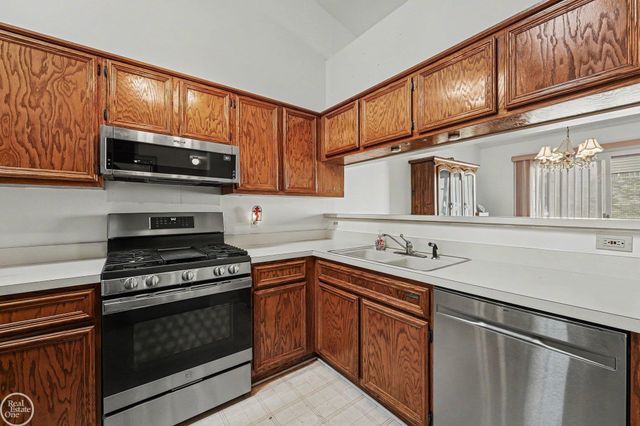 35914 Fierimonte Drive Unit 16 Bldg 4, Clinton Township, MI 48035