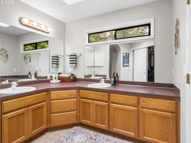 19490 WILDERNESS Dr, West Linn, OR 97068