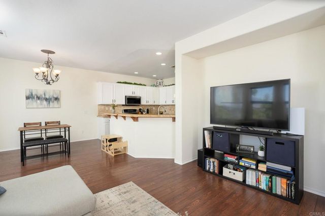 425 S Meadowbrook Dr 123, San Diego, CA 92114