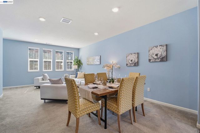 102 Fanuncio Ln, Hayward, CA 94544