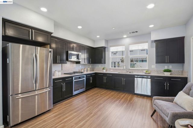 102 Fanuncio Ln, Hayward, CA 94544