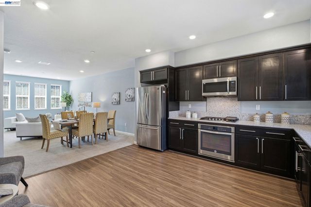 102 Fanuncio Ln, Hayward, CA 94544