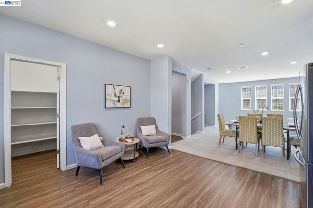 102 Fanuncio Ln, Hayward, CA 94544