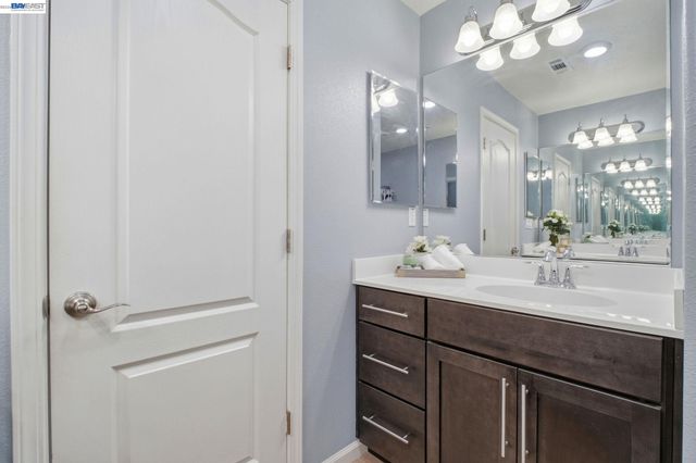 102 Fanuncio Ln, Hayward, CA 94544