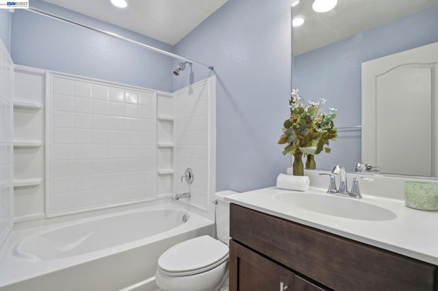 102 Fanuncio Ln, Hayward, CA 94544