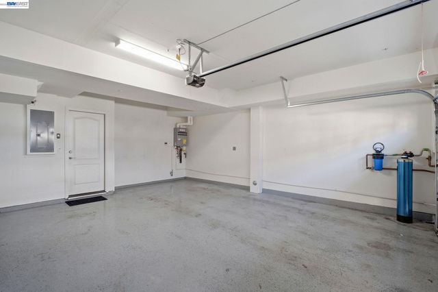 102 Fanuncio Ln, Hayward, CA 94544