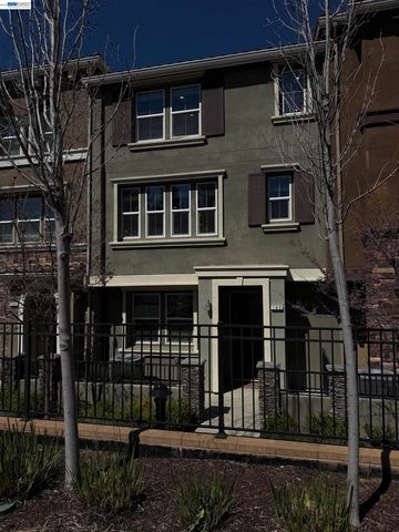 102 Fanuncio Ln, Hayward, CA 94544